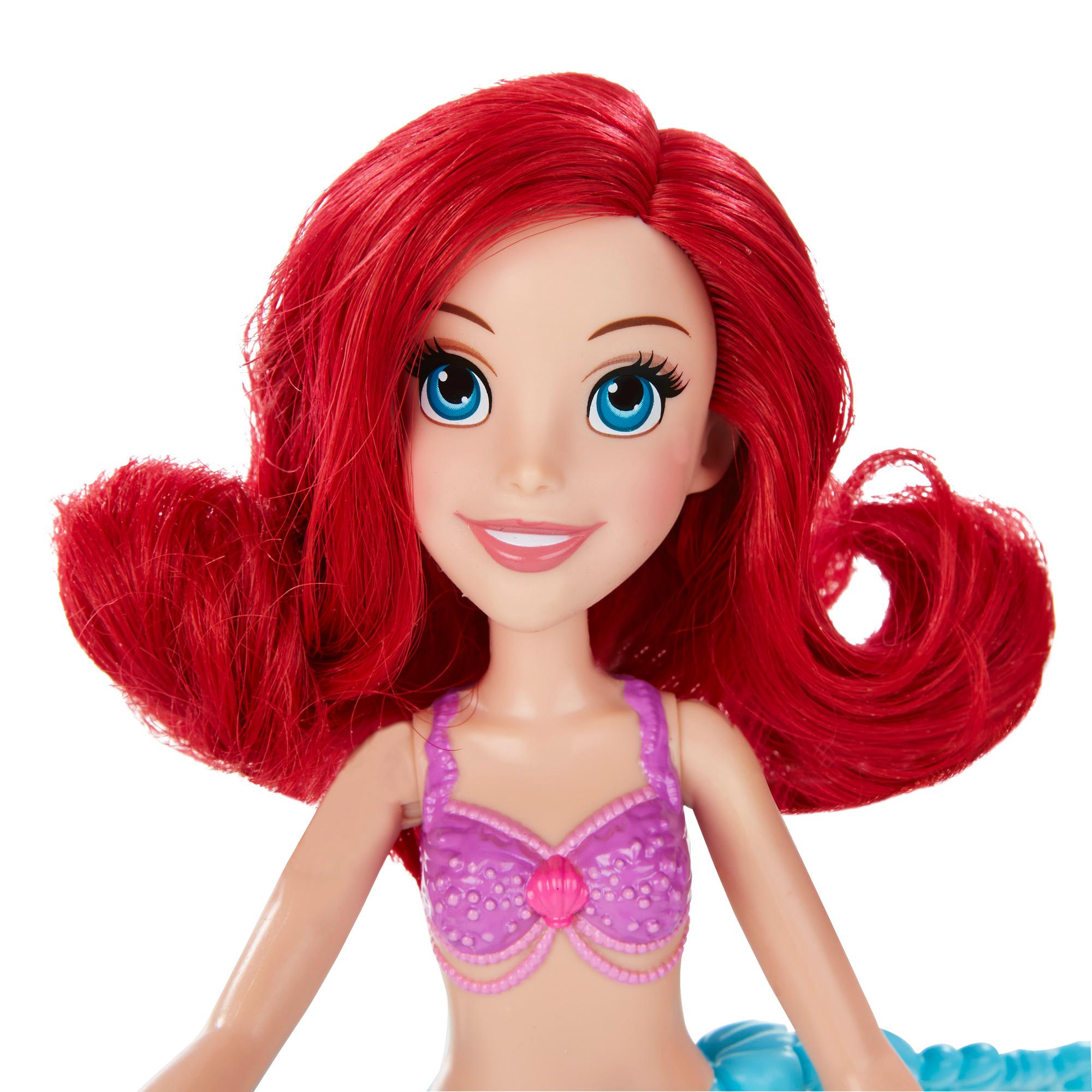 Кукла Ариэль из серии Принцессы Дисней, плавающая в воде  
